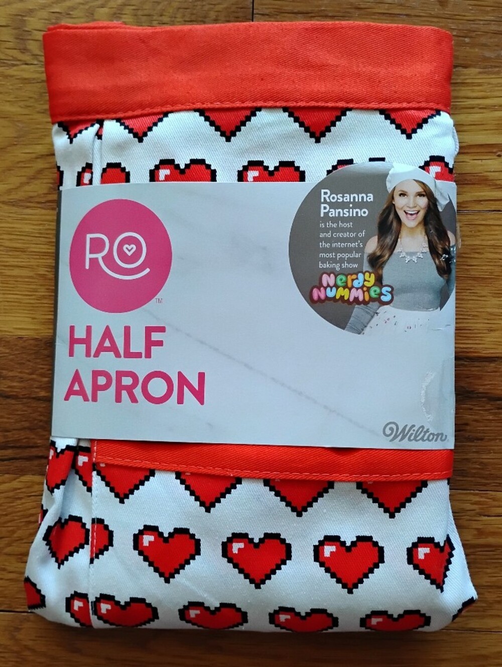 NWT Ro Rosanna Pansino x Wilton Nerdy Nummies Half Apron Hearts Valentine's Day